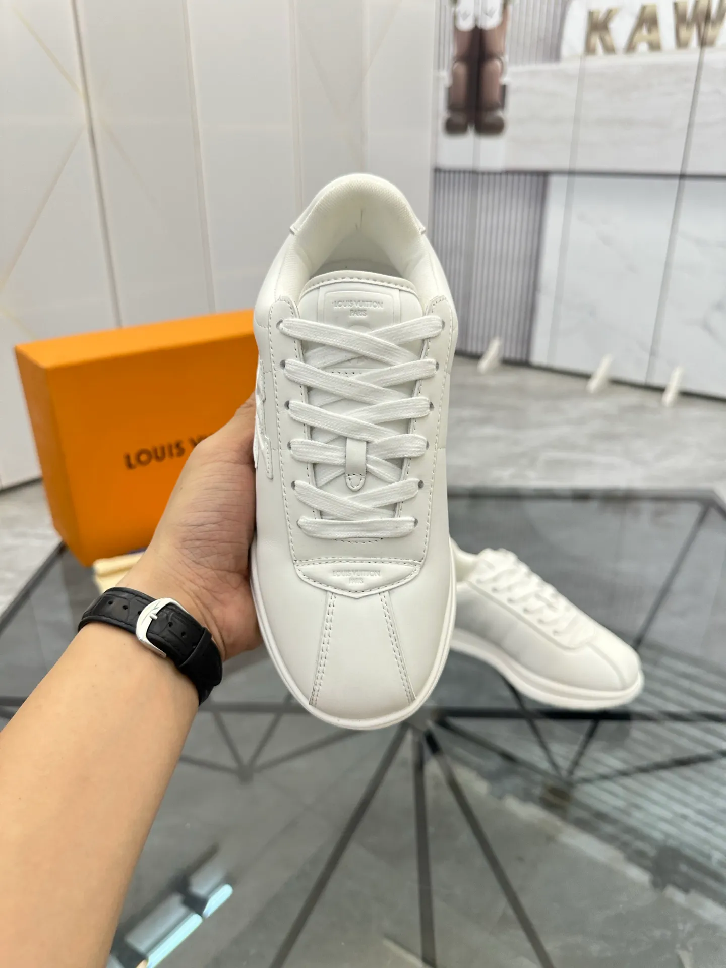 Men's shoes: 💰P700¥ Top quality Product trademark: LV* "Louis Vuitton*" low-top casual shoes Regular size: 35-45 (can be customized to 46) Couple style Product materials: Imported cowhide upper, breathable lining, original outsole. Number: two